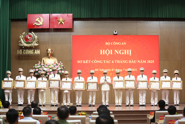 Thừa uỷ quyền của Chủ tịch nước, Bộ trưởng Lương Tam Quang trao Huân chương tặng các tập thể, cá nhân có thành tích xuất sắc.