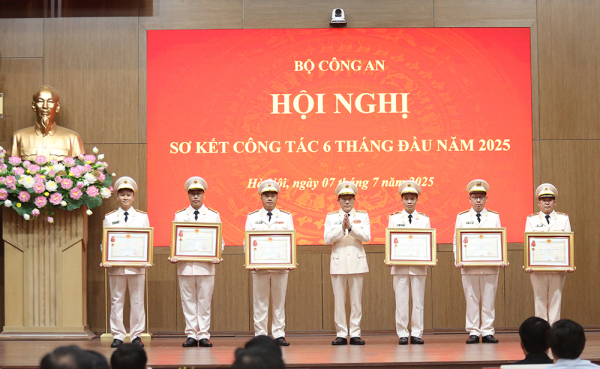 Thừa uỷ quyền của Chủ tịch nước, Bộ trưởng Lương Tam Quang trao Huân chương tặng các tập thể, cá nhân có thành tích xuất sắc.