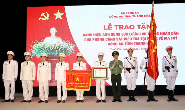Bộ trưởng Lương Tam Quang trao Bằng và Cờ danh hiệu Anh hùng tặng Phòng Cảnh sát điều tra tội phạm về ma tuý.