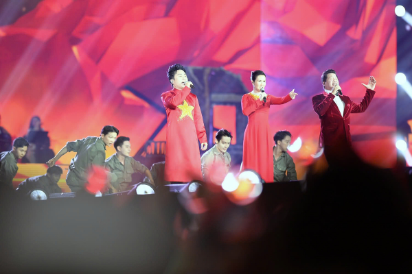 Các nghệ sĩ biểu diễn tại chương trình.