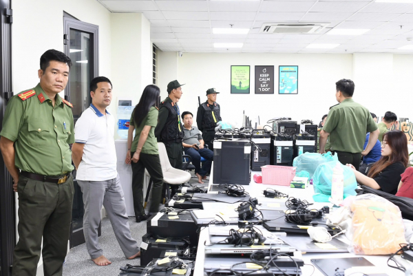 Công an tỉnh Phú Thọ phối hợp với cơ quan chức năng khám xét, thu giữ nhiều tài liệu liên quan.