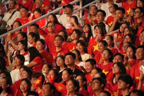 Các bạn trẻ có mặt từ sớm tại sân vận động, cùng hướng về Tổ quốc.