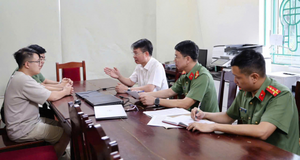 Công an tỉnh Phú Thọ phối hợp với cơ quan chức năng khám xét, thu giữ nhiều tài liệu liên quan.