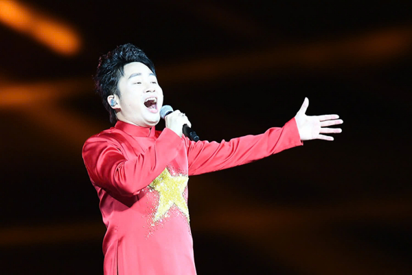 Ca sĩ Tùng Dương cháy hết mình cùng ca khúc ca ngợi quê hương đất nước.