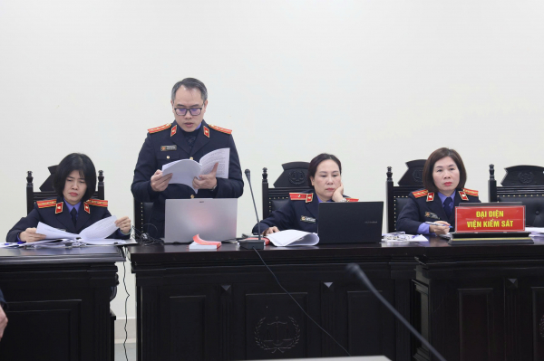 Đại diện Viện kiểm sát công bố bản cáo trạng truy tố các bị cáo.