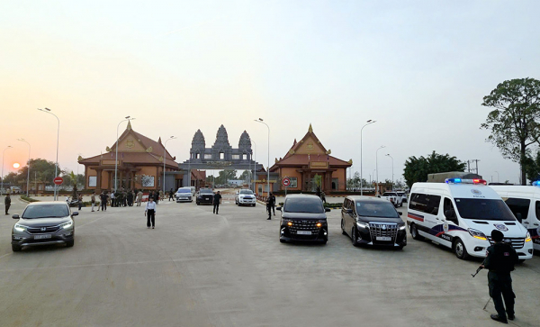 Tổng cục Công an quốc gia Campuchia bàn giao các đối tượng cho Công an tỉnh Lào Cai.