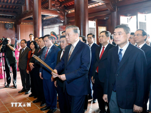 Tổng Bí thư Tô Lâm dâng hương tưởng niệm Tổng Bí thư Lê Hồng Phong. (Ảnh: Thống Nhất/TTXVN)