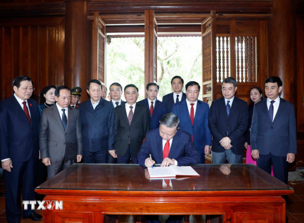 Tổng Bí thư Tô Lâm ghi sổ lưu bút tại Khu Di tích Quốc gia Đặc biệt Kim Liên. (Ảnh: Thống Nhất/TTXVN)