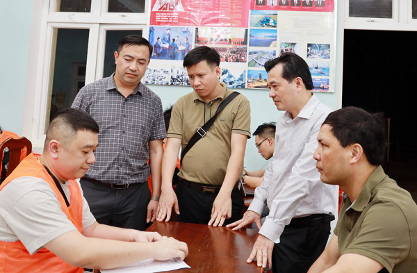 Đại tá Trần Quốc Huy, Phó Giám đốc Công an tỉnh Lào Cai (thứ 2 từ bên phải) đấu tranh với Lê Đình Hùng - đối tượng cầm đầu băng nhóm.