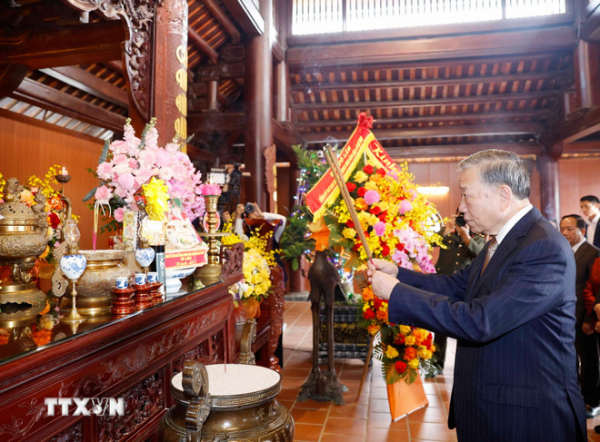 Tổng Bí thư Tô Lâm dâng hương tưởng niệm Chủ tịch Hồ Chí Minh tại Nghệ An