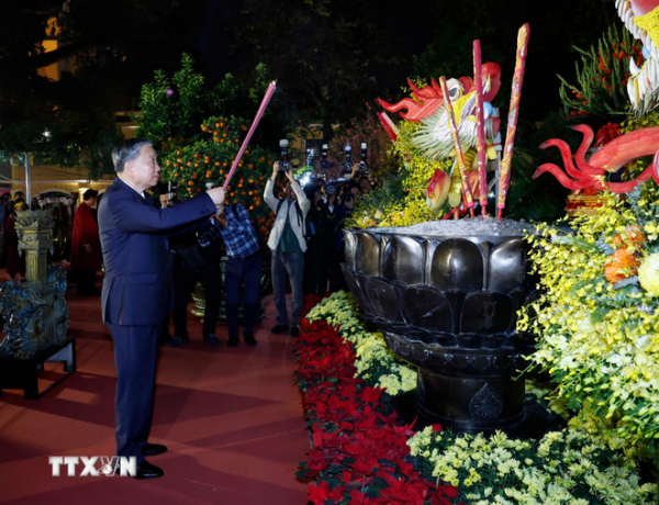 Tối 16/2/2026 (29 tháng Chạp), Tổng Bí thư Tô Lâm đến dâng hương tại tượng đài Vua Lý Thái Tổ ở vườn hoa Lý Thái Tổ, Hà Nội.