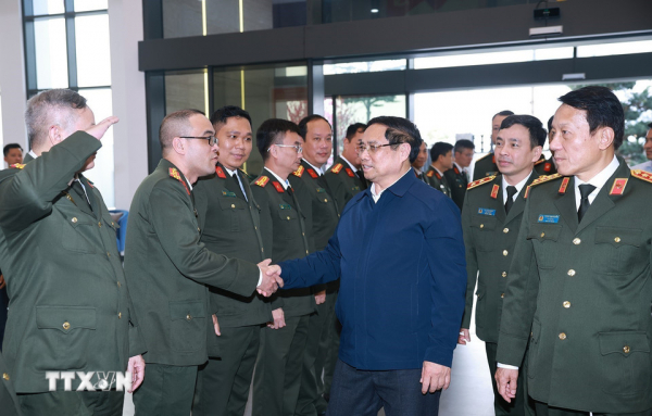 Thủ tướng Phạm Minh Chính chúc Tết cán bộ, chiến sĩ Cục An ninh mạng và phòng, chống tội phạm sử dụng công nghệ cao - Bộ Công an. Ảnh: Dương Giang/TTXVN