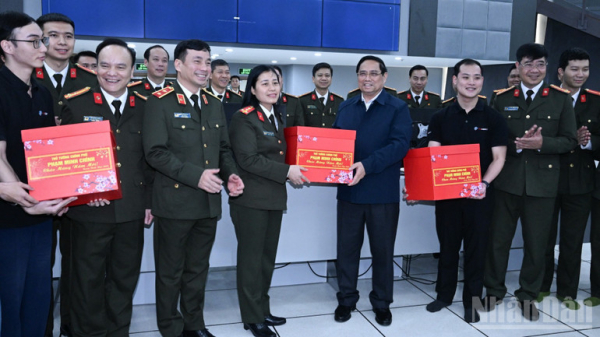 Thủ tướng Phạm Minh Chính tặng quà động viên cán bộ, chiến sĩ Cục An ninh mạng và phòng, chống tội phạm sử dụng công nghệ cao, Bộ Công an. (Ảnh: Trần Hải)