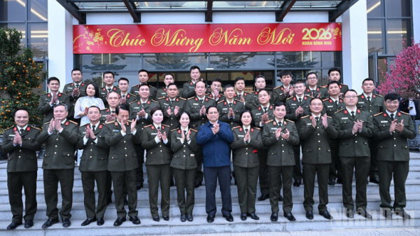 Thủ tướng Phạm Minh Chính với lãnh đạo, cán bộ, chiến sĩ Cục An ninh mạng và phòng, chống tội phạm sử dụng công nghệ cao. (Ảnh: Trần Hải)