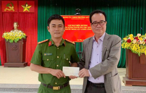 Bí thư phường An Phú động viên, khen thưởng Đại úy Đạo.
