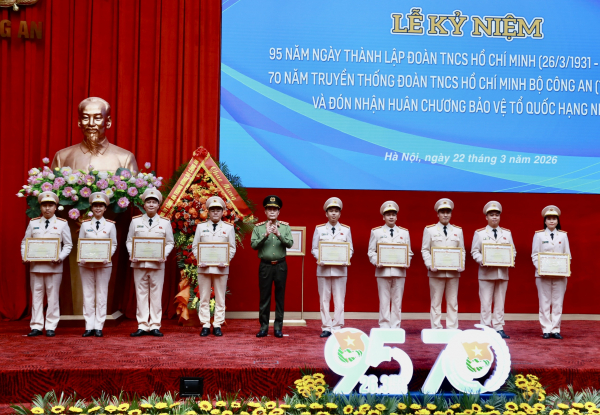 Thứ trưởng Lê Quốc Hùng trao Bằng khen của Bộ Công an tặng các tập thể có thành tích xuất sắc.