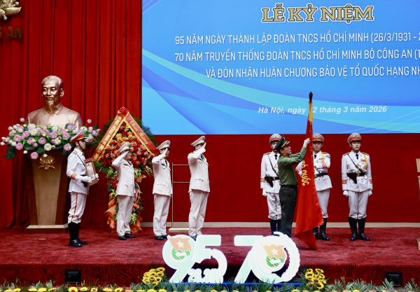 Bộ trưởng Lương Tam Quang, Thượng tướng Lê Quốc Hùng, đồng chí Bùi Quang Huy cùng các đại biểu chụp ảnh lưu niệm tại lễ kỷ niệm.