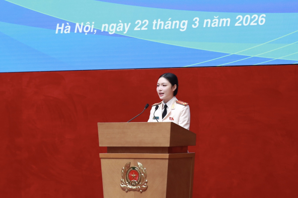 Thượng úy Cù Thị Châm Anh, đoàn viên thanh niên Công an TP Hà Nội, Gương mặt trẻ Công an tiêu biểu năm 2025 phát biểu tại buổi lễ.