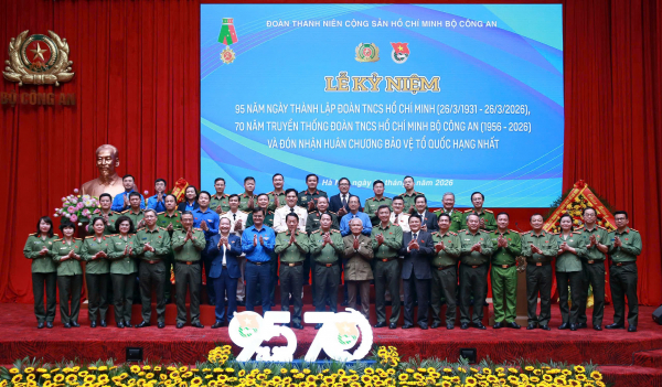 Bộ trưởng Lương Tam Quang, Thượng tướng Lê Quốc Hùng, đồng chí Bùi Quang Huy cùng các đại biểu chụp ảnh lưu niệm tại lễ kỷ niệm.