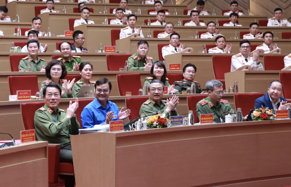 Bộ trưởng Lương Tam Quang, đồng chí Bùi Quang Huy cùng các đại biểu dự buổi lễ.