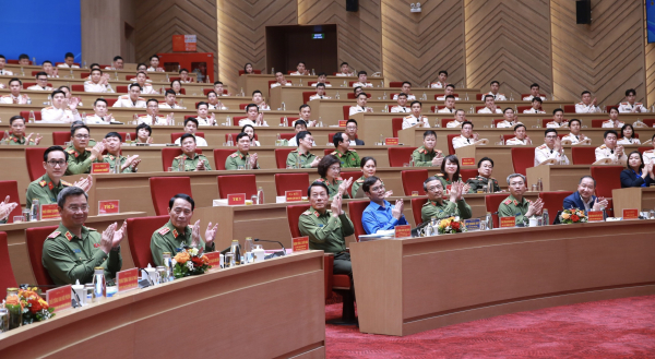 Các đại biểu tham dự buổi lễ.