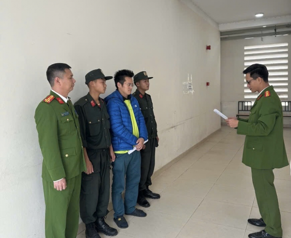 Cơ quan CSĐT Bộ Công an đọc lệnh khởi tố, lệnh bắt tạm giam để điều tra đối với bị can Nguyễn Hoài Bách, Giám đốc kinh doanh Công ty Việt An.