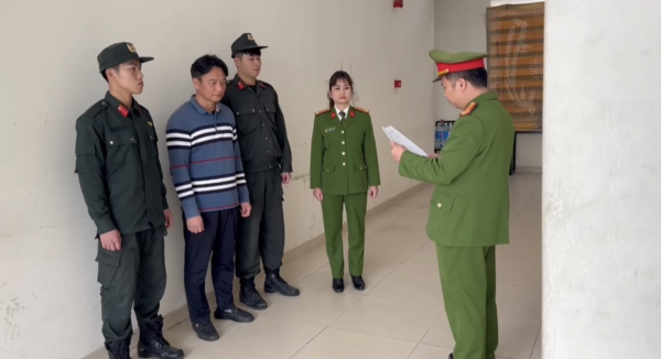 Cơ quan CSĐT Bộ Công an đọc lệnh khởi tố, lệnh bắt tạm giam để điều tra đối với bị can Nguyễn Hoài Bách, Giám đốc kinh doanh Công ty Việt An.