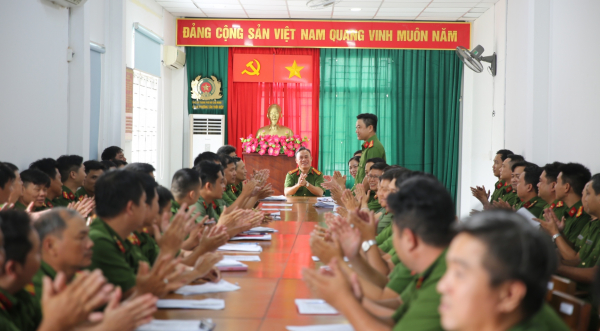 Trung tá Nguyễn Văn Ngõ, Trưởng Công an phường Tân Thới Hiệp, quán triệt cho CBCS thực hiện phong trào 