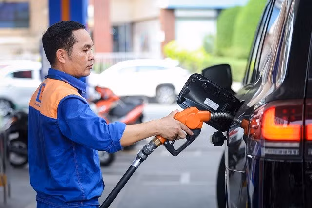 Trích quỹ bình ổn, giá xăng dầu vẫn tăng hơn 1.000 đồng/lít