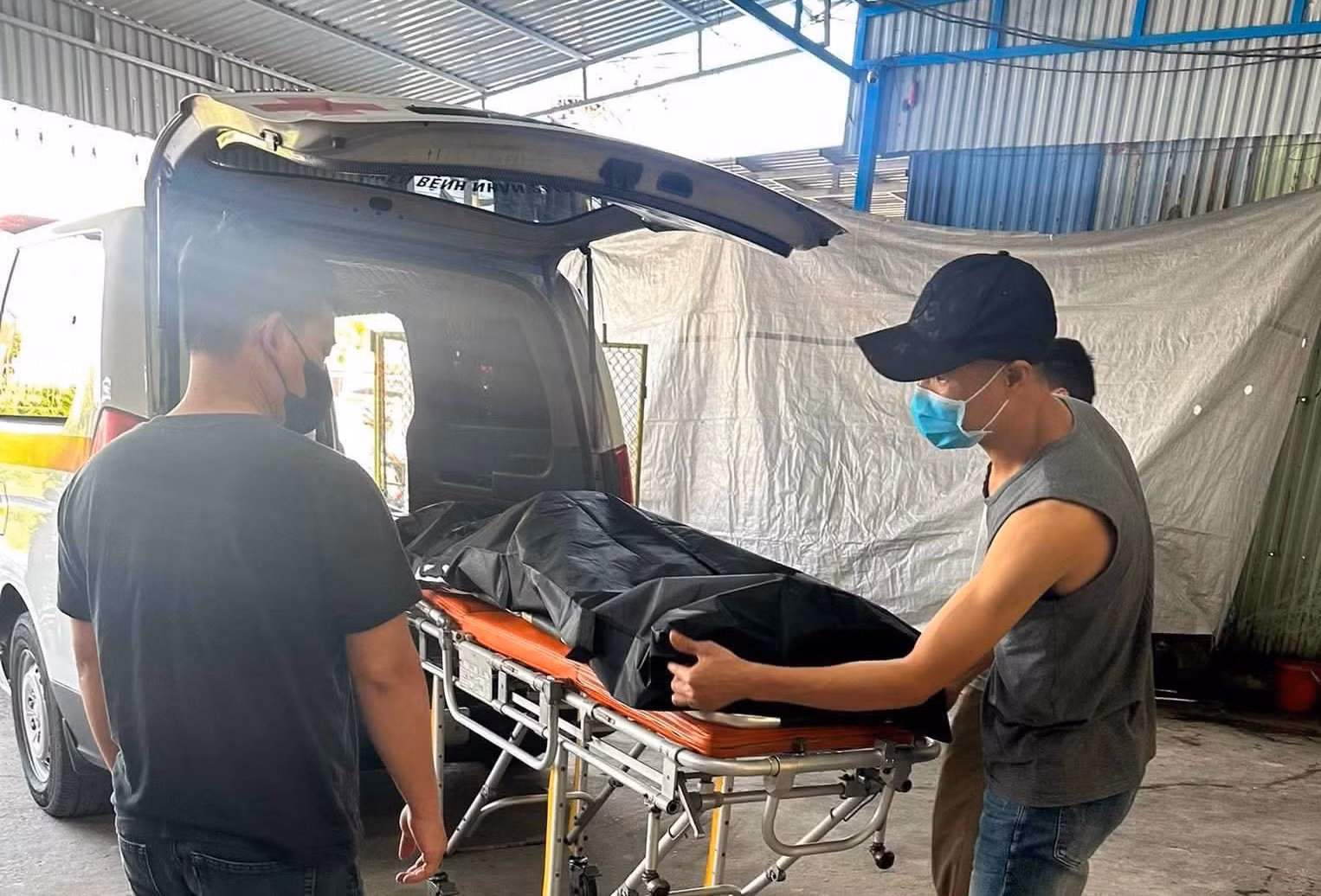 Nghi phạm và tang vật tại nơi bị cảnh sát phát hiện, bắt giữ.