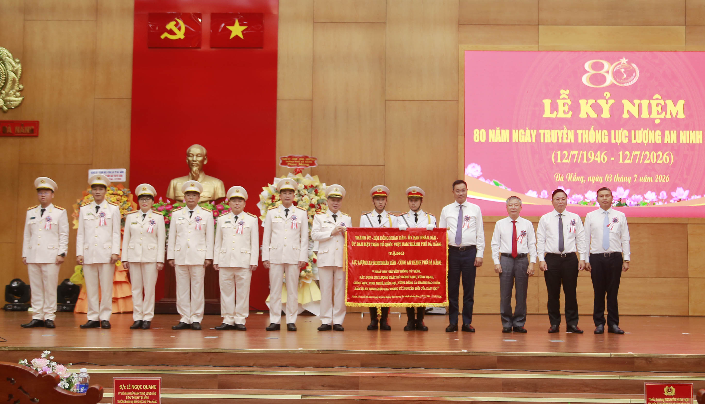 Lực lượng Công an TP Đà Nẵng tuần tra kiểm soát khép kín địa bàn, bảo vệ bình yên cuộc sống nhân dân.