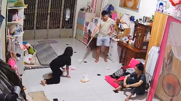 Bắt giữ đối tượng bạo hành dã man con riêng của nhân tình