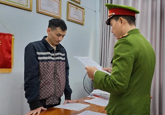 Cơ quan CSĐT tống đạt các quyết định đối với Châu.