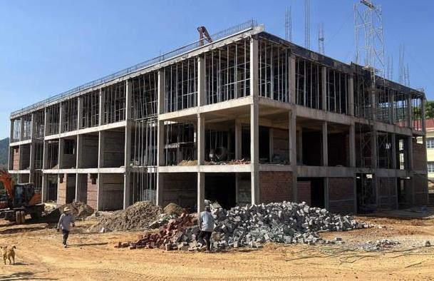 Khắc phục khó khăn, đẩy nhanh tiến độ xây dựng trường học tại vùng biên