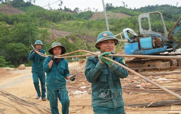 Rộn ràng thi công trường học mới trên đại ngàn Trường Sơn