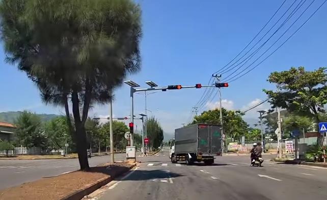 Hình ảnh tài xế vượt đèn đỏ vào trưa 26-6.