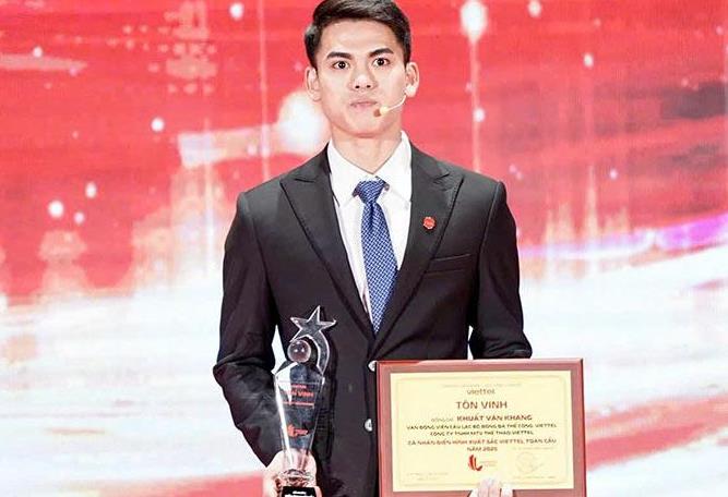 Khuất Văn Khang nhận giải thưởng Viettels Stars