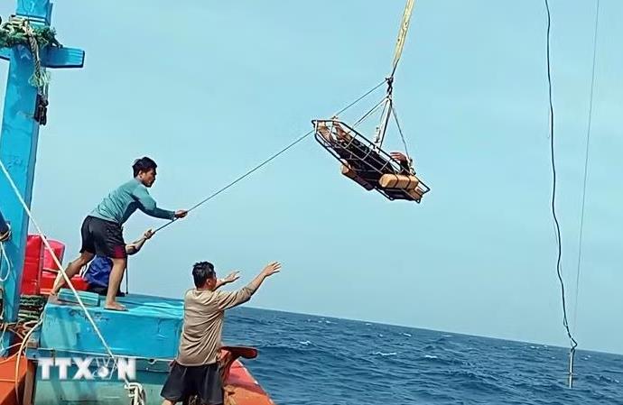 Bay trong đêm, trực thăng đưa ngư dân nguy kịch về đất liền điều trị