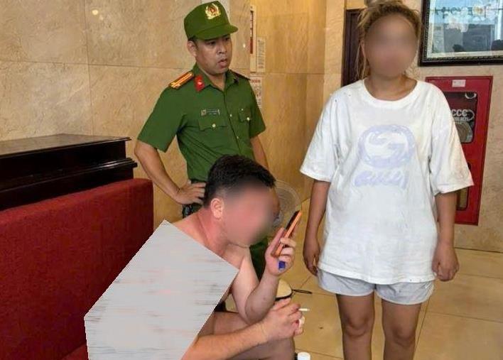 Ngăn chặn khách Tây gây chuyện