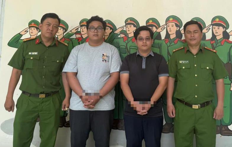 Công an TPHCM bắt 2 người dùng giấy tờ giả thuê xe tự lái rồi mang đi cầm cố