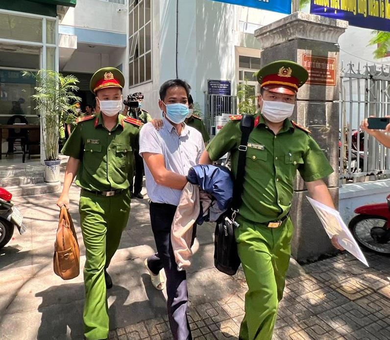 Cơ quan điều tra bắt, dẫn giải bị can Trần Quốc Huy.