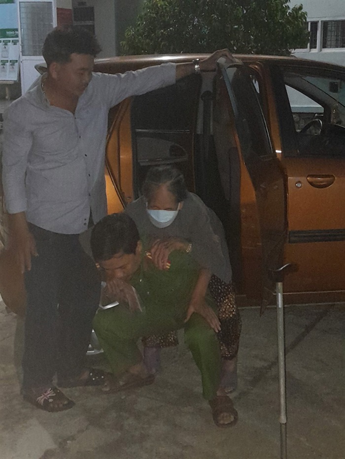 Công an xã Xuân Quang 2 đến tận nhà cõng người già đến địa điểm cấp căn cước công dân và đến tận nhà làm thủ tục lăn tay, thu nhập thông tin về Cơ sở dữ liệu dân cư.