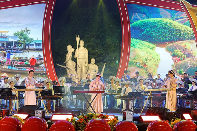 Tam tấu đàn bầu biểu diễn bài "Cung đàn đất nước".