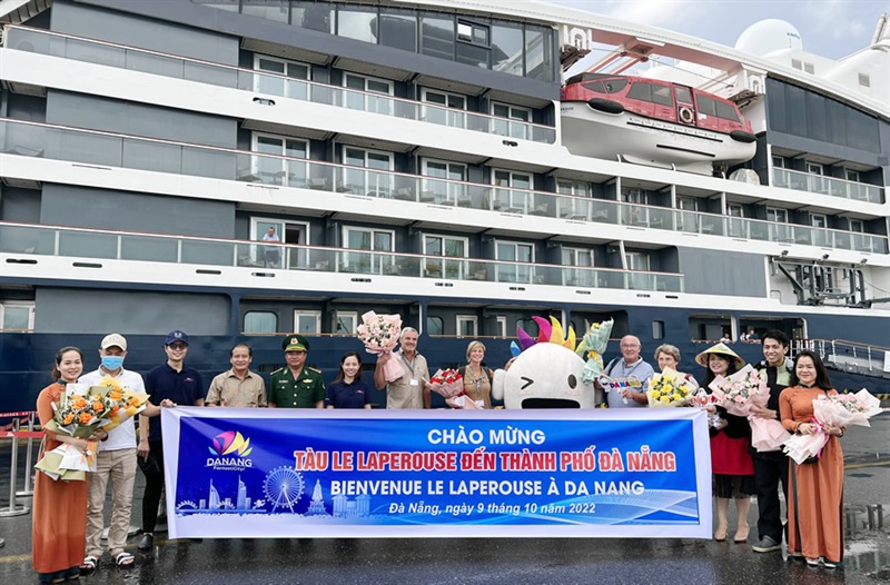 Tàu du lịch hạng sang La Lapérouse của Pháp cập cảng Tiên Sa, đánh dấu sự trở lại của du lịch đường biển Đà Nẵng sau 2 năm ảnh hưởng bởi dịch bệnh.