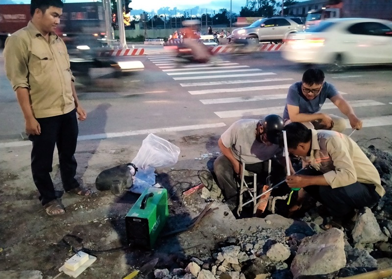 Lực lượng chức năng nỗ lực khôi phục hệ thống điều khiển đèn tín hiệu tại nút giao LÊ VĂN HIẾN – HỒ XUÂN HƯƠNG