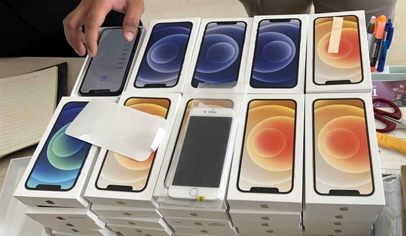 Nhiều loại điện thoại bị mất tại cửa hàng Điện Máy Xanh, trong đó co Iphone. Ảnh minh họa