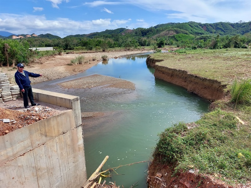 Tình trạng sạt lở trở nên khốc liệt sau trận mưa lũ cơn bão số 5 vừa qua tại cống Km 15+6424.35 dự án đường vành đai phía Tây, thôn Hòa Trung, Hòa Ninh.