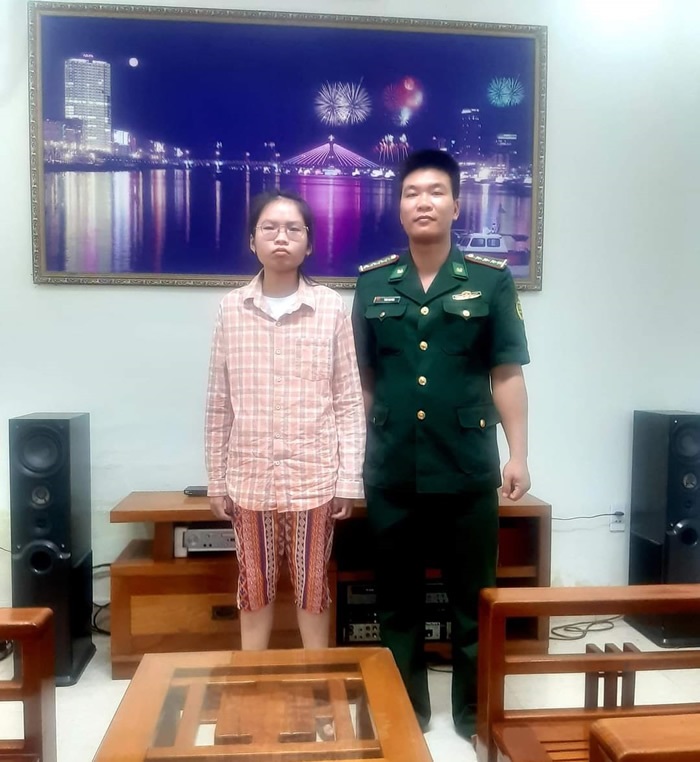 Em Ngọc đi lạc được Đại úy Vinh phát hiện, hỗ trợ về tới nhà trọ an toàn.