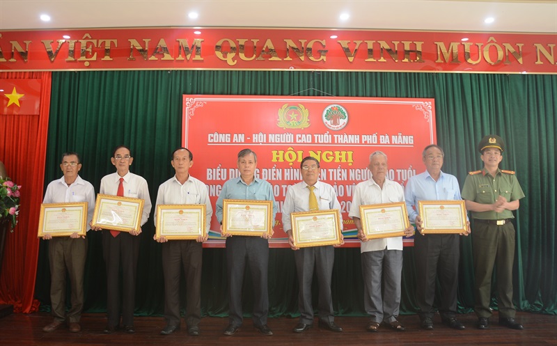 Thượng tá Nguyễn Đại Đồng trao tặng giấy khen của giám đốc CATP cho các cá nhân