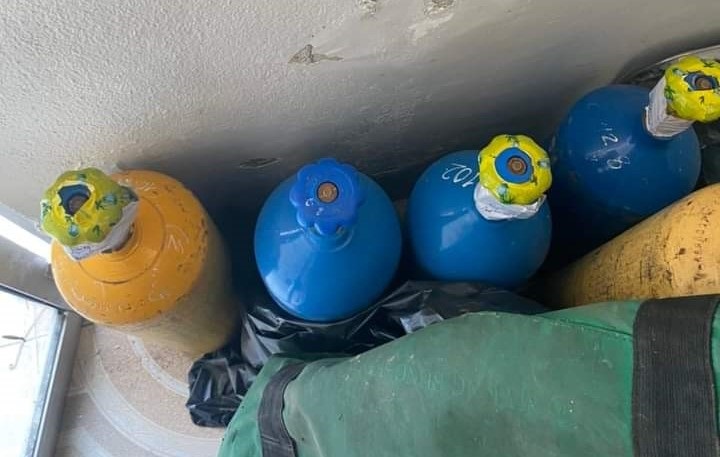 Các bình kim loại nghi chứa “khí cười” bị thu giữ.